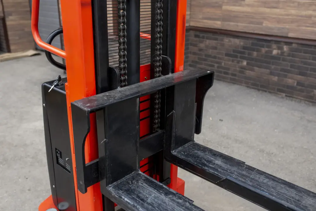 Close-up of a fork carriage, mast chains and forks